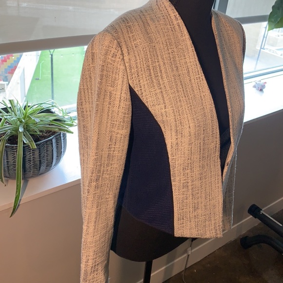 T Tahari navy mesh side panel white/navy blazer - Picture 2 of 7